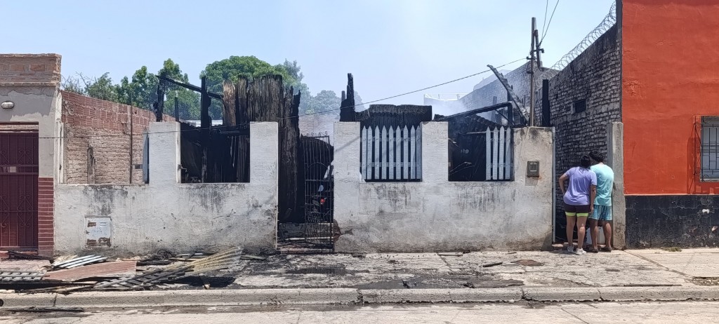 Un voraz incendio en Oran deja a una familia sin su hogar